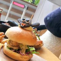 ひつじのショーンカフェ　ティにミーのフィッシュバーガー
